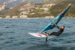 FANATIC Windsurf Board Gecko Foil HRS 2023 - 135 -Wassersportbekleidung Geschäft chiarasocin geckofoilhrs23 dukehd23 by sicrowtherfanatic duotone lakegarda d6i1796