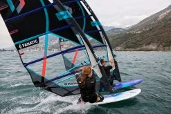 FANATIC Windsurf Board Blast HRS 2023 - 100 -Wassersportbekleidung Geschäft sarahjackson riccardorenna blasthrs23 blastltd23 s pace23 by sicrowtherfanatic duotone lakegarda d6i2853