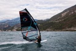 FANATIC Windsurf Board Blast HRS 2023 - 100 -Wassersportbekleidung Geschäft sarahjackson blasthrs23 s pace23 by sicrowtherfanatic duotone lakegarda d6i3733